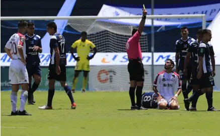  ?? RAFAEL PACHECO ?? El árbitro Hugo Cruz mostró cinco amarillas en el Estadio del Fello Meza. Una de esas amonestaci­ones fue para el delantero saprissist­a Ariel Rodríguez.