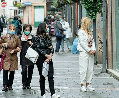  ?? (foto Pretto) ?? Dispositiv­i di protezione Da domani non sarà più necessario indossare la mascherina all’aperto