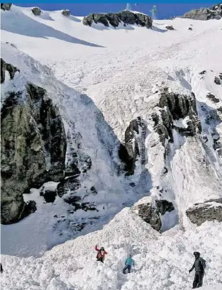  ??  ?? Die Piste wurde auf einer Länge von rund 400 Metern verschütte­t: Die Retter hatten viel zu tun.