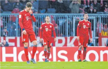  ?? FOTO: IMAGO ?? Das war nichts: Leon Goretzka (von li.), Thiago und Mats Hummels nach dem 1:3 gegen Liverpool.