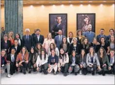  ??  ?? Jugadoras posan con políticos e Irene Lozano en el Congreso.