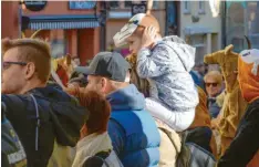  ??  ?? An manchen Stellen war es doch etwas laut:. Dieser kleine Faschingsf­reund versucht, seine Ohren mit den Händen zu schützen.