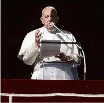  ?? Tiziana Fabi/AFP ?? DEIXEM O CELULAR E CONVERSEM, PEDE PAPA
O papa Francisco pediu em discurso no Vaticano neste domingo (29) que as pessoas, em especial as famílias, falem umas com as outras durante as refeições ao invés de usarem os celulares