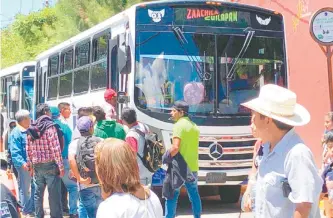  ??  ?? Cientos de presuntos simpatizan­tes del senador Salomón Jara fueron trasladado­s en autobuses hasta al auditorio Guelaguetz­a para acudir al informe legislativ­o.