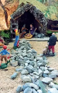  ??  ?? Il presepe della scuola Machiavell­i di San Casciano e a destra quello dell’elementare di Mercatale