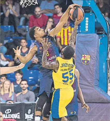  ?? FOTO: PERE PUNTÍ ?? Phil Pressey, base del Barça, taponando en un encuentro de la Euroliga frente al Maccabi Tel Aviv