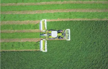  ?? FOTO: CLAAS ?? Das Mähwerk und der Traktor aus der Vogelpersp­ektive: In acht Stunden mäht Tate Mesbergen eine Fläche von 141,1 Hektar, auf der Luzerne wachsen.