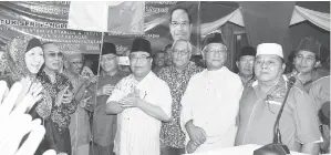  ??  ?? YAHYA (lima dari kiri) bersama pemimpin Umno Bahagian Putatan ketika melancarka­n sambutan Majlis Keluarga Umno Pusat Daerah Mengundi Petagas di Kampung Sekambu.