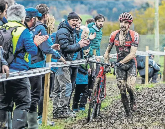  ?? FOTO: MAIKA SALGUERO/EL CORREO ?? Aitor Hernández progresa bici en mano durante la disputa el pasado 10 de diciembre del Ciclocross de Igorre, en el que finalizó en segunda posición