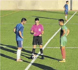  ??  ?? Rubén y José Ángel, los capitanes, con el árbitro.