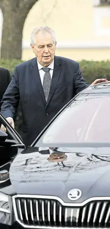  ?? Foto: František Vlček, MAFRA ?? Moje škoda Prezident Miloš Zeman nastupuje do Škody Superb, které dává přednost před zahraniční­mi limuzínami.