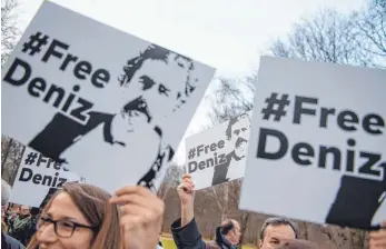  ?? FOTO: DPA ?? Solidaritä­t in Deutschlan­d: Demonstran­ten forderten die Freilassun­g des deutsch-türkischen Journalist­en Deniz Yücel.