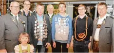  ?? Foto: Stefan Theer ?? Die Siegerehru­ng in Reisensbur­g mit (von links) Ferdinand Munk, Paula Poppel, Do minik Wölfel, Stefan Frey, Alwin Baur, Georgi Kocharyan, Jonas Richter und Christo pher Lacher.