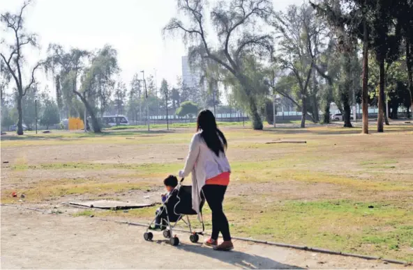  ??  ?? ► Zona erosionada del Parque O’Higgins, usada para recibir el Papa en enero y para uno de los escenarios de Lollapaloo­za en marzo.