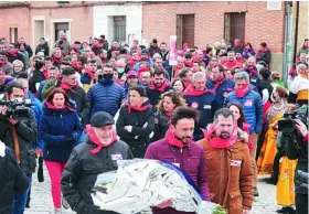  ?? MIRIAM CHACÓN/ICAL ?? Ofrenda floral del PSOE, con Luis Tudanca, Demetrio Madrid y Fran Díaz