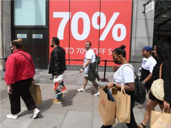  ?? (EPA) ?? Retail therapy on London’s Oxford Street yesterday