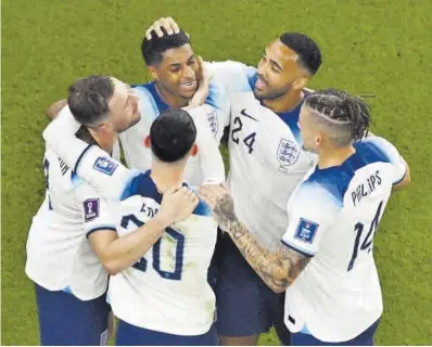  ?? Antonin Thuillier / AFP ?? Los jugadores ingleses celebran el tercer tanto ante Gales, ayer.