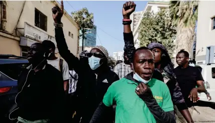  ?? Image : Zohra Bensemra/REUTERS ?? Le report de la présidenti­elle est dénoncé par de nombreux Sénégalais