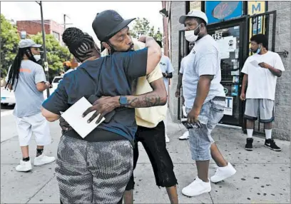  ?? JOHN J. KIM/CHICAGO TRIBUNE ?? Chicago CRED outreach supervisor Terrance Henderson hugs a resident during an outreach walk Thursday in the Roseland neighborho­od.