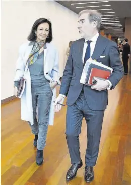  ?? PAUL HANNA/ BLOOMBERG ?? Ana Botín, presidenta de Banco Santander, y Héctor Grisi, director ejecutivo.