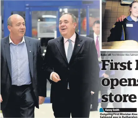  ??  ?? Warm welcome Alex Salmond is welcomed to Rutherglen’s Lidl store by sales manager Robert Docherty
d with Katie Hinshaw at the bakery