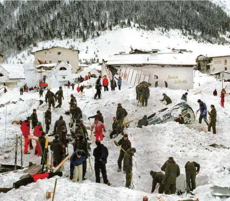  ?? Foto: Minich/APA, dpa ?? Der Tag danach: Rettungskr­äfte suchen verzweifel­t nach Verschütte­ten. Sie konnten erst nach rund 15 Stunden eingefloge­n werden, weil das Wetter und die Dunkelheit dies vorher nicht zugelassen hatten.