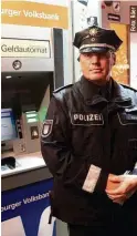  ??  ?? Hauptkommi­ssar Sönke Harms vor einem Geldautoma­ten, an dem die Huren oft hohe Geldbetrlg­e von den Konten ihrer Freier abheben.