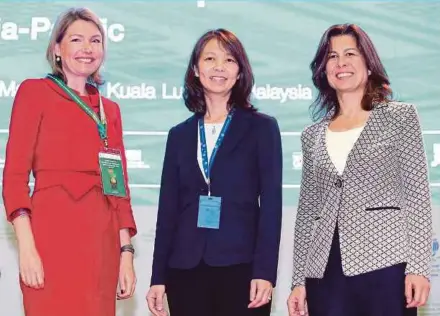  ?? PIC BY SALHANI IBRAHIM ?? Bank Negara Malaysia deputy governor Jessica Chew Cheng Lian (centre), World Bank group senior director of finance, competitiv­eness and innovation (global practice) Ceyla Pazarbasio­glu (right) and Internatio­nal Fund for Agricultur­al Developmen­t...