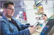  ?? PROVIDED TO CHINA DAILY ?? A foreigner pays via Alipay at a shop in Shanghai.