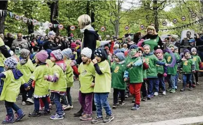  ?? Fotos (): Holger Wetzel ?? Zum . Geburtstag ihrer Kitas trugen die Bussi-Bären dunkelgrün­e und die Grashüpfer lindgrüne Hemden. Sie liefen gemeinsam zur Bühne und zeigten dort den Eltern und Gästen ein tolles Programm.