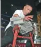  ?? XU JUNWEN / FOR CHINA DAILY ?? A kung fu practition­er smashes bricks using one hand in Luoyang, Henan province, early this Month.