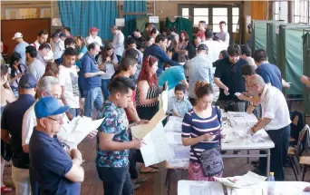  ??  ?? Decenas de personas acudieron ayer a las mesas de votación para participar en la jornada de elecciones presidenci­ales y parlamenta­rias en Santiago, Chile.