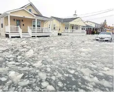  ??  ?? Severas inundacion­es, acompañada­s de hielo, afectaron Wildwood, en Nueva Jersey, donde el oleaje causado por la tormenta superó el del huracán Sandy.