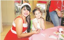  ??  ?? Muchas son las empresas que se han unido a esta gran causa como: Gildan, Ficohsa, Supermerca­dos La Colonia, City Mall, Agual Azul, entre otras. FOTOGRAFÍA. Los niñas se tomaron la tradiciona­l fotografía con las ayudantas de Santa Claus.