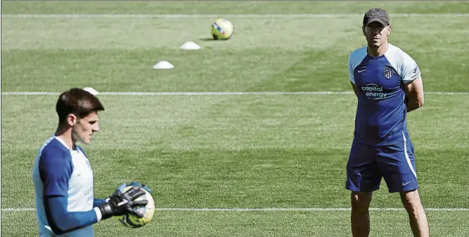  ?? FOTO: MARISCAL AGENCIA EFE / EFE ?? Diego Simeone tendrá cuatro entrenamie­ntos para decidir el once del Atlético en el Camp Nou para el partido del domingo