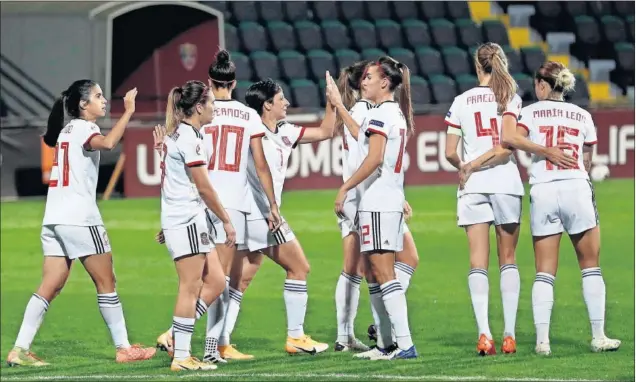  ??  ?? Las jugadoras españolas celebran uno de los tantos anotados anoche en Moldavia en la gran goleada a favor conseguida.