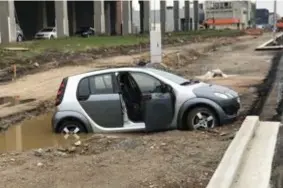  ?? FOTO BFM ?? De vrouw reed met haar wagen langs de afsluiting van de werken op de Noorderlaa­n en kwam vast te zitten.