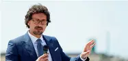  ??  ?? Il ministro Danilo Toninelli ieri a Breno ha annunciato il finanziame­nto della variante della statale 42 in territorio di Edolo