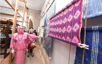  ?? — Bernama photos ?? Tunku Azizah takes a closer look at some of the textile pieces on display at the London Craft Week.