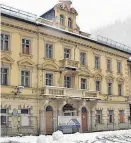  ?? Foto: KTVB Bad Gastein ?? Der erste Schnee verzögert die Sanierung des Hotel Straubinge­r.