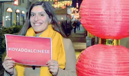  ?? (Fotogramma) ?? Sostegno
La foodblogge­r Francesca Noè ieri sera in Paolo Sarpi alla manifestaz­ione di sostegno a favore della comunità cinese di Milano