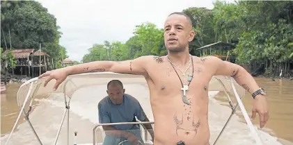  ??  ?? En el Amazonas. La tira brasileña ofrece un gran policial atravesado por el imponente entorno natural.