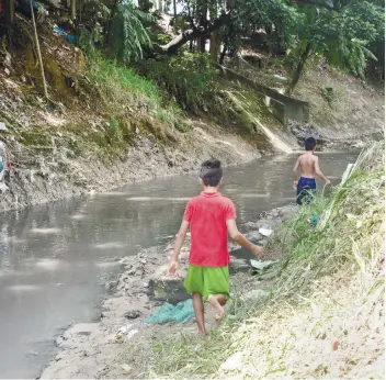  ?? SUNSTAR FILE ?? MURKY WATERS. A supplier of water solutions urged local government­s to exert more efforts inpreservi­ng the country’s rivers.