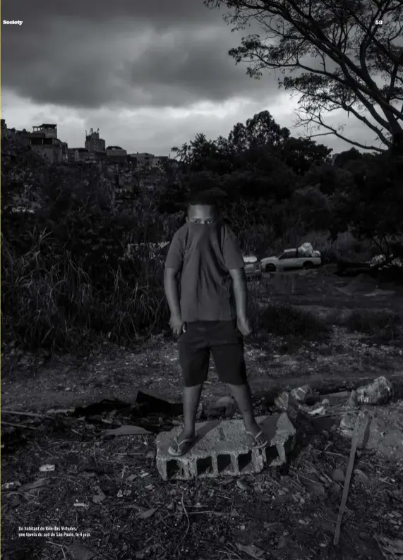  ??  ?? Un habitant de Vale das Virtudes, une favela du sud de São Paulo, le 4 juin.