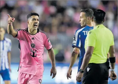  ?? ?? Luis Suárez increpa al árbitro durante el partido entre Inter Miami y Rayados de Monterrey.