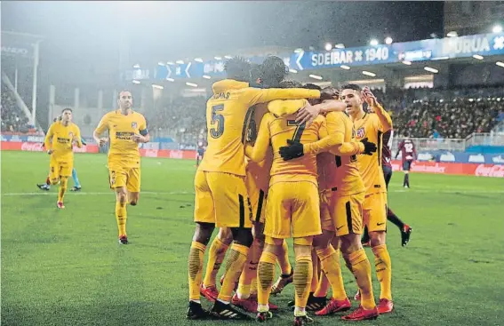  ?? FOTO: EFE ?? Los jugadores del Atlético, ayer de amarillo, celebran el gol de Gameiro, tras una asistencia de Griezmann. La conexión francesa dio sus frutos ante un combativo Eibar