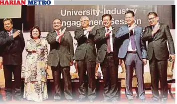  ??  ?? DR Hassan (tengah) bersama ahli panel forum pada Sesi Pertemuan Universiti-Industri di Dewan Budiman UiTM, semalam.