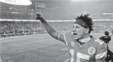  ?? Charlie Riedel / Associated Press ?? El quarterbac­k de los Chiefs de Kansas City, Patrick Mahomes, festeja la victoria sobre los Texans, en el encuentro divisional de playoffs, el domingo 12 de enero, en el Arrowhead Stadium de Missouri.