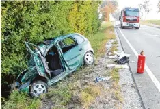  ?? Foto: Dieter Mack ?? Ein 19 Jähriger war auf der Bundesstra­ße 466 zwischen Nördlingen und Oettingen gegen einen Baum geprallt.