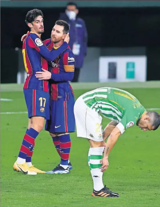  ??  ?? La alegría de Trincão y Messi tras el 2-3 contrasta con la decepción bética.